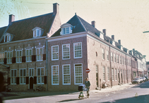 22235 Gezicht op de patiëntenwoningen van de Willem Arntsz Stichting (Nicolaasstraat 7-13) te Utrecht, met links de ...